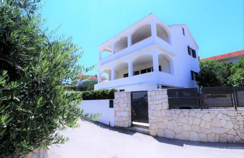 Villa Mendula Trogir - Luxury villa by the beach - heated pool - lush green garden - Photo 8