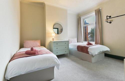 Home from Home 4 Bed - Ideal for Workers & Great for Groups, FREE Parking, Spacious, Pet Friendly Netflix - Foto 1