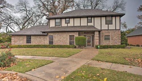 Unwind Fireside and Play Pool! Idyllic McKinney Home - Foto 3
