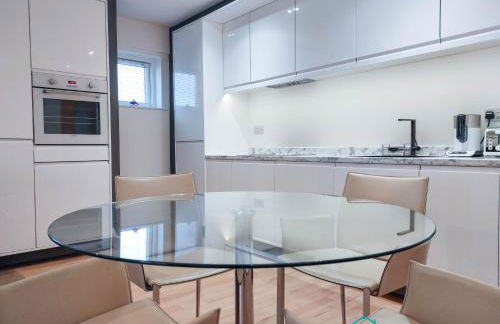 Orion House - Luxury Apartment overlooking Milford Marina, Pembrokeshire - Foto 10