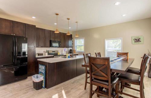 3BR House By Lake with BBQ Fire Pit & EV Charger - Foto 2