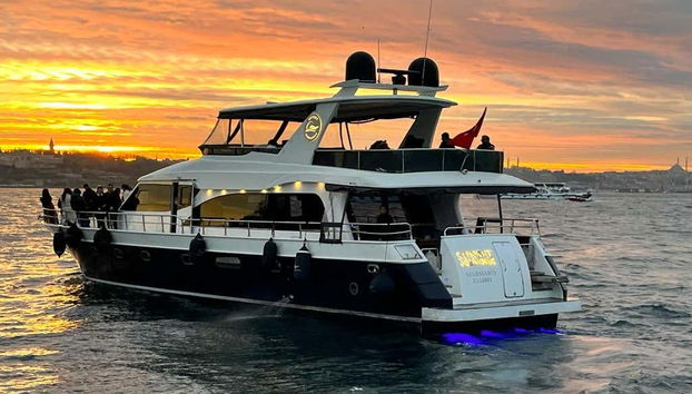 Navigation sur le Bosphore au coucher du soleil