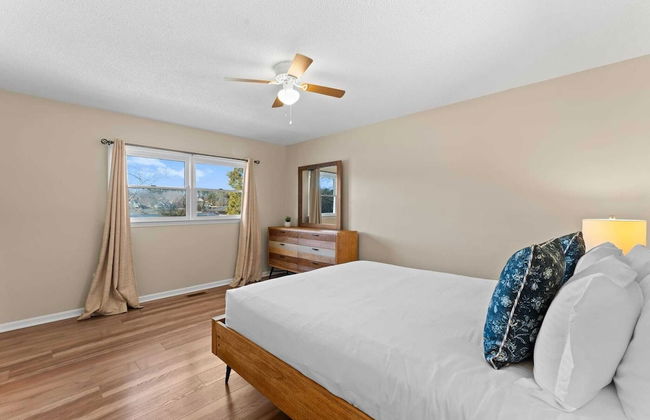 Pleasant Cove Waterfront Getaway With Fire Pit, Deck, and Lake Views - Foto 5