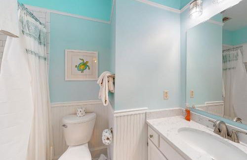 Charleston-style cottage w/ lovely decks, steps to the beach & pools - Foto 21