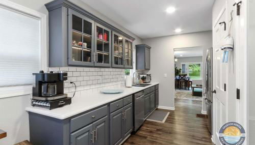 New Pet Friendly Walking Distance to Lake Front - Foto 3