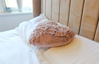 Zeenat Central Bury - Modern 2BR with Free Parking Sleeps 6 - Foto 17