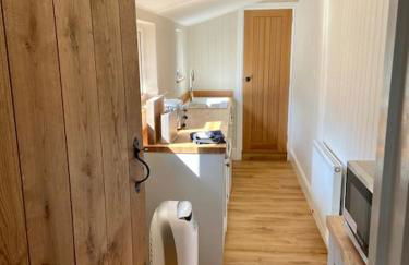 Delightful 3 bed cottage with hot tub & sea views. - Photo 11