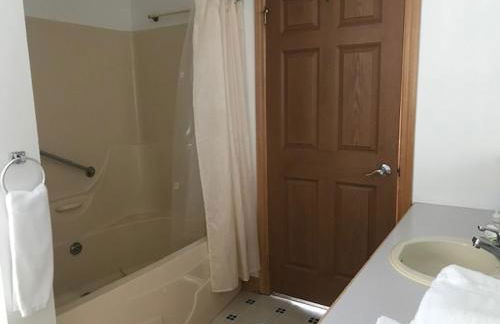 Lakeside Snowmobile - Ski Villa, 4BR 2BA, sleeps 10 - Foto 38