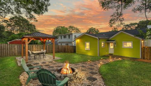 Stylish 4BR Haven: Serene Backyard and Fire Pit - Foto 2