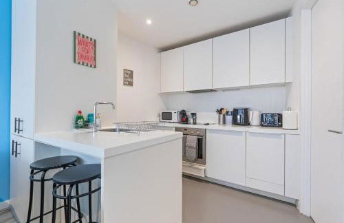 #79 World Famous Rotunda Skyline Views - Near Victoria Square - Sleeps 6 - " Perfect for contractors and Families" - Foto 26