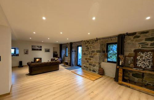 Grande ferme de 250m2 rénovée au charme rustique - Foto 2