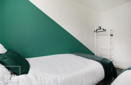 Large 3 Bed House - Long Stays Welcome - Smart TVs in Each Bedroom - Parking - Wifi - Foto 12