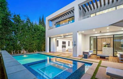 Luxurious Retreat - Modern House with Pool - Photo 2