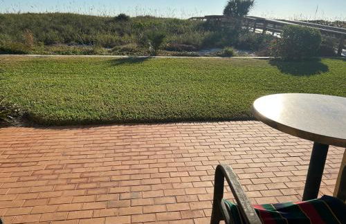 117 Cocoa Beach Club Direct Oceanfront Next to Pier, Dog Friendly! - Foto 22