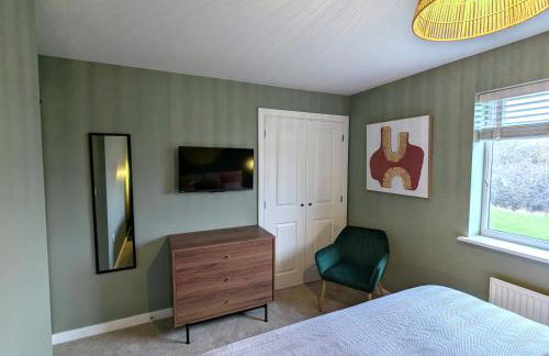 CHERRYTREES 5 Bed House, Sleeps 10, 3 Bathrooms, Parking, Ideal for Groups and Work Stays - Foto 22