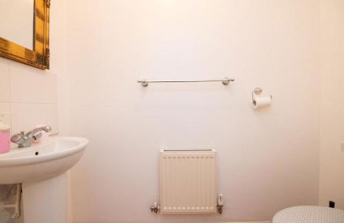 5 bed house with free secure parking in pleasant quiet location - Photo 9