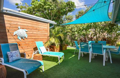 Luxury Home with Hot Tub & Outdoor Oasis blocks from the Beach - Foto 7