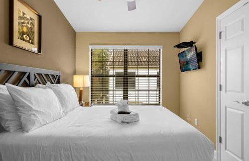Cozy & Elegant 4BR Enchanted Townhouse - 1 Mile to Disney with Resort Pool, Gym, & Jacuzzi - Photo 24