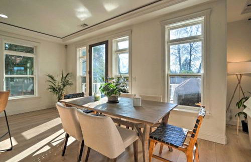 Luxe Getaway with Riverfront Views in Grants Pass! - Foto 6