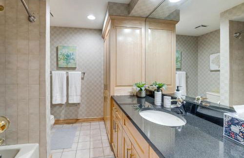 Luxe Long Lake Estate! Courts, Pool and Game Room - Foto 32