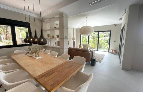 ULTIMATE LUXURY DREAM VILLA with 7 BEDROOMS, GYM, SPA and INFINITY POOL - Photo 13