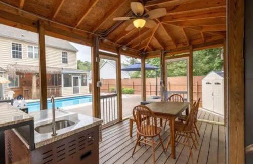 Tropical Oasis with Tiki Bar, Firepit, Seasonal Pool - Foto 79