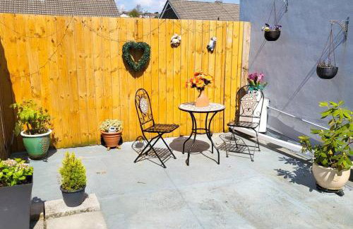 Lovely & modern 2-Bedroom Flat above shop in Tonteg - Foto 11