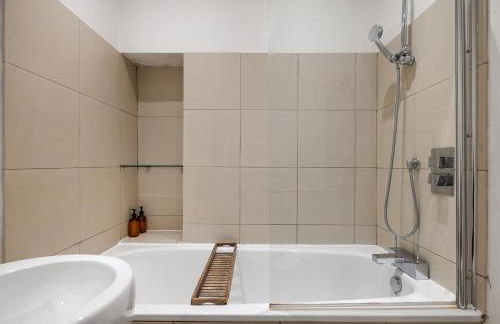 Relaxing and Spacious Kensington Apartment with Patio - Foto 44