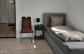 Große Monteurwohnung bei Würzburg bis 6 Personen mit eigenen gratis Parklätzen und Grill und WLAN 3x Schlafzimmer - nur Einzelbetten - Foto 10