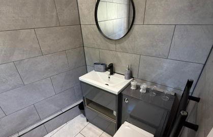 Modern 2 Bedroom Private Detached Cottage - Photo 16