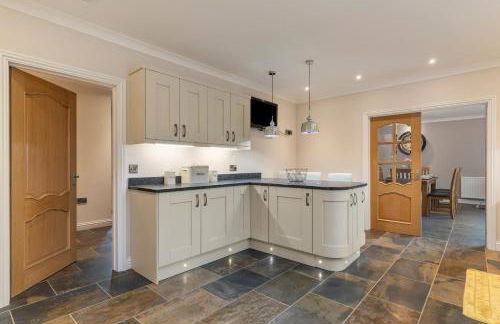 Maynor - Large Luxury House, Log Burner, Central Location - Photo 27