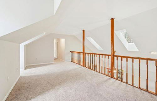 Bright Family Retreat with Private Backyard & Loft - Foto 16