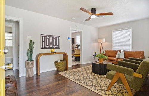 Charming Yellow Door House Steps from OU - Photo 9