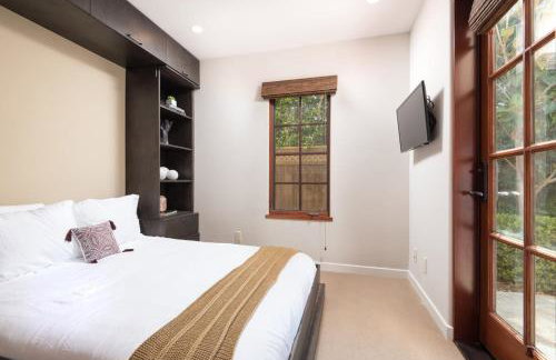 Mediterranean Beauty with Rooftop Deck and Views - Foto 47