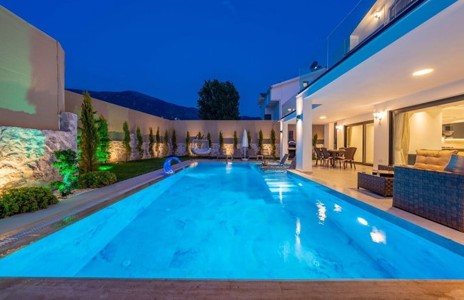 Luxury 4-bed Villa With Private Pool and Jacuzzi - Photo 24