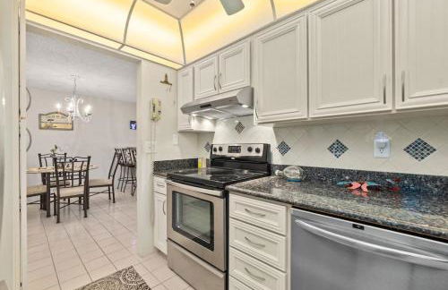 Cozy Ocean Condo with Pool Small Dog Friendly - Foto 16