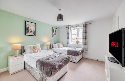 Detached 4 Bedroom 2 Bathroom House - Driveway Parking, Fast WiFi and Smart TV by Yoko Property - Foto 2