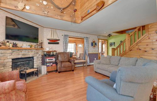 Steps From Lake George! 8-Acre Home with Dock Access - Foto 4