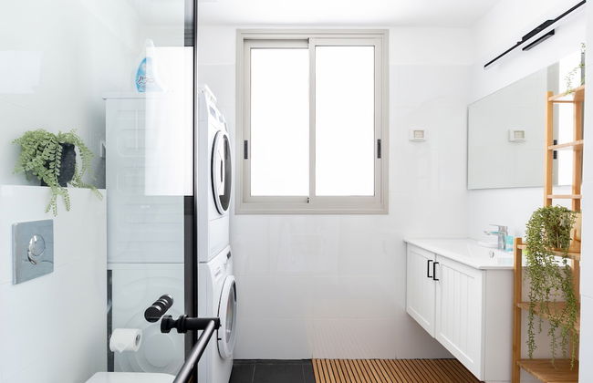 Chic Urban Getaway with Balcony & Mamad by Sea N Rent - Foto 1