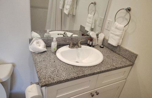 Relax and Explore Poolside Stay Near Local Spots - Foto 9