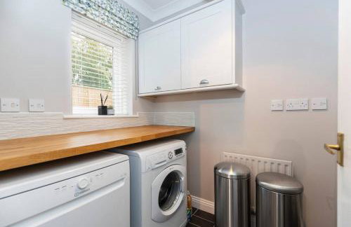 Pass the Keys 4-Bed Home with Garden Parking Near Durham - Foto 28