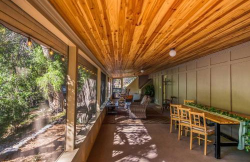 Myrinn-Hobbit Cottage on the Creek Storybook Stay - Foto 30