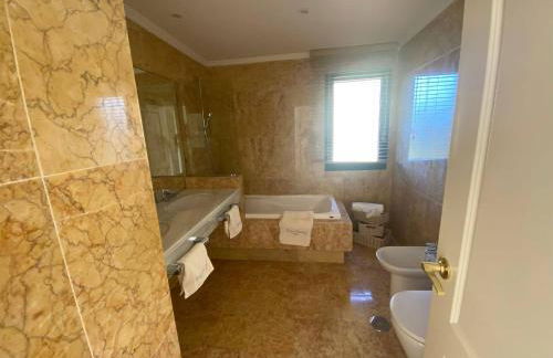 Sunny Retreat with Stunning View - Foto 26