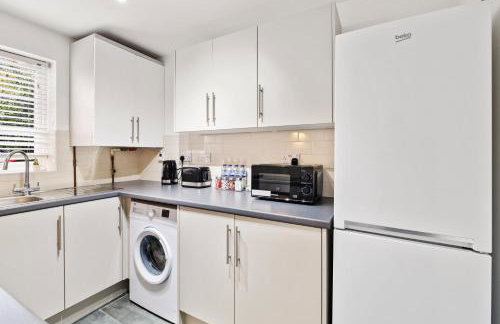 Stylish 1 Bed Apt 4 Min to Airport WiFi & Parking - Foto 12