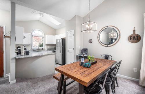 Cozy Industrial Kildaire Farms Home- near Downtown - Foto 11