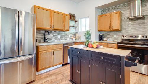1 Mi to Dtwn Coos Bay: Sleek Apt w/ Deck & Views! - Photo 4
