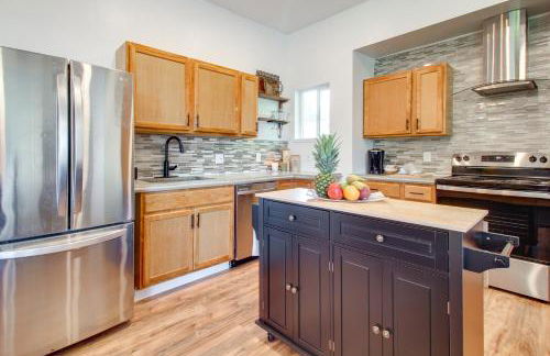 1 Mi to Dtwn Coos Bay Sleek Apt with Deck and Views! - Foto 4