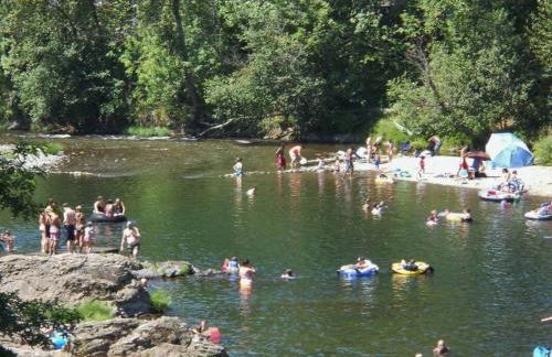 Tranquil Riverfront Retreat - Foto 74