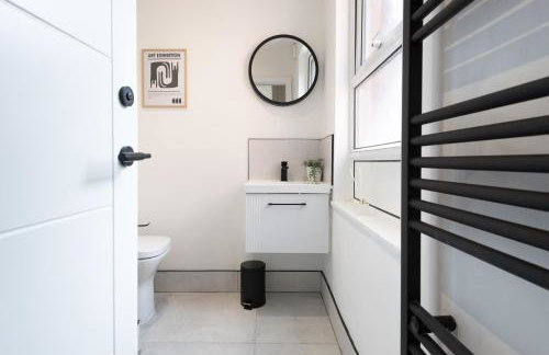 Trendy 1 Bedroom Flat near Leeds City with Free Parking, Ideal for Contractors & Long Stays - NordStay - Foto 15