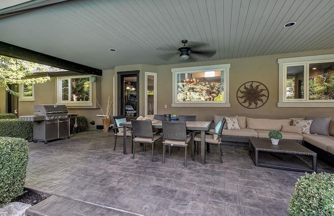 Private Luxury Oasis w Pool HT Parking - Photo 59